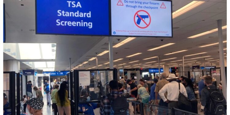 Los viajeros pueden mantener los zapatos puestos en los aeropuertos: esto es lo que no puede pasar