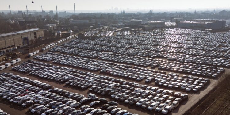 Los fabricantes de automóviles están comiendo el costo de las tarifas, por ahora: NPR