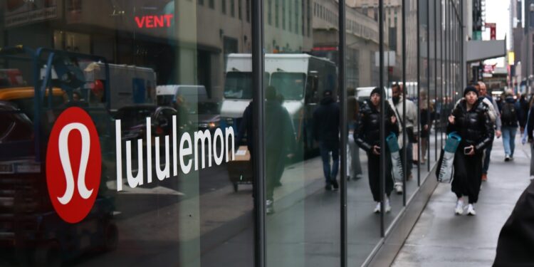 Lululemon demanda a Costco, alegando que vende engaños de moda: NPR