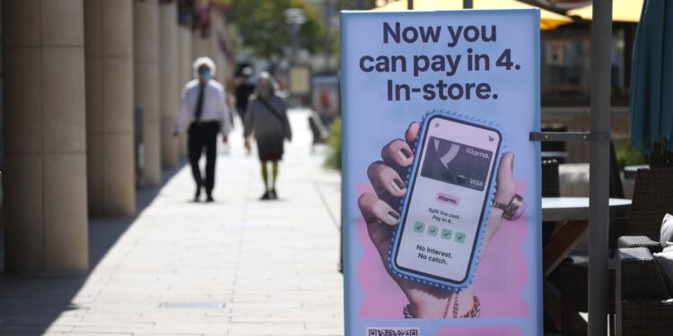 Los puntajes FICO incluirán compras “comprar ahora, pagar más tarde”. Lo que significa: NPR