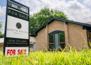 ¿El corte de la tasa de interés haría que la compra de casas sea más barata? Tal vez, tal vez no: NPR