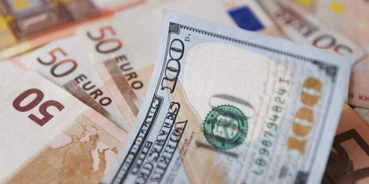 ¿Es el dólar que cae una señal del declive financiero de Estados Unidos? : NPR