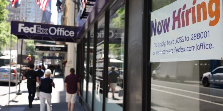 Los empleadores agregaron 147,000 empleos en lo que es una muestra sólida: NPR