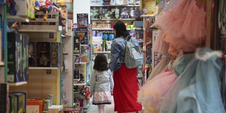 ¿Los aranceles están elevando los precios? Esto es lo que sabemos: NPR