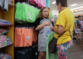 La inflación se calienta en junio a medida que los aranceles del presidente Trump comienzan a morder: NPR