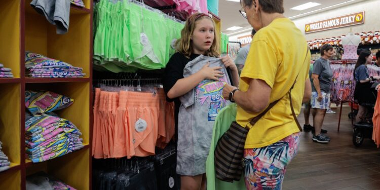 La inflación se calienta en junio a medida que los aranceles del presidente Trump comienzan a morder: NPR