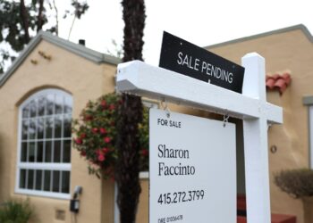 Las ventas de viviendas están bajas. Entonces, ¿por qué los precios están en su punto más alto? : NPR