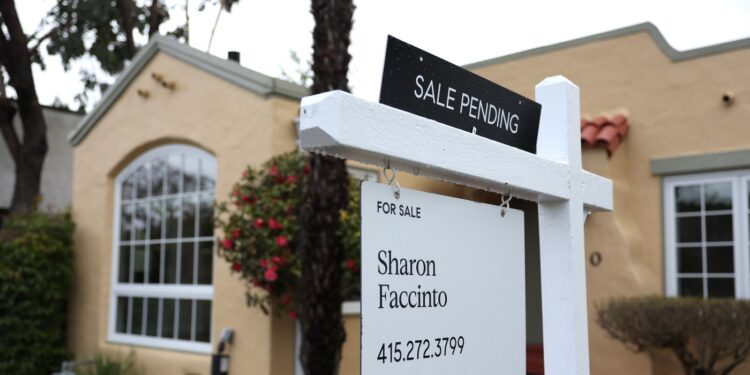 Las ventas de viviendas están bajas. Entonces, ¿por qué los precios están en su punto más alto? : NPR