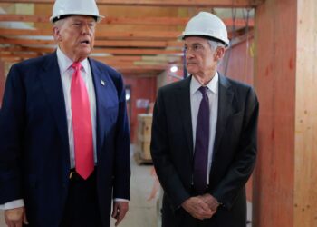 Trump visita la Reserva Federal, se enfrenta a Jerome Powell: NPR