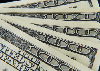 Las políticas comerciales de Trump están impulsando el dólar, dice Economist: NPR