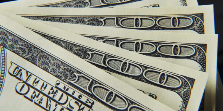 Las políticas comerciales de Trump están impulsando el dólar, dice Economist: NPR