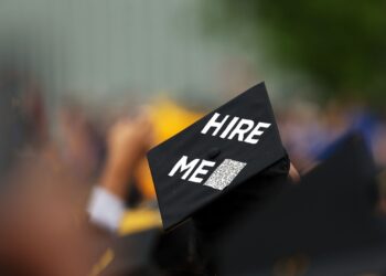 Los graduados universitarios recientes luchan por encontrar empleos: NPR