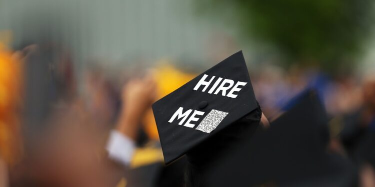Los graduados universitarios recientes luchan por encontrar empleos: NPR