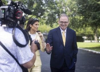Jefe del Consejo Económico de Trump rodea en torno a preguntas sobre una tarifa del 50 por ciento sobre Brasil