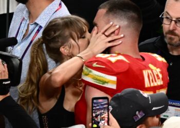 El anillo de compromiso de Taylor Swift Sporting ‘Cushion Cut’ le da a los joyeros de sello un breve pop pop