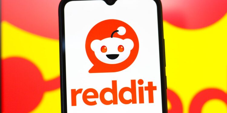 Las acciones que realizan los movimientos más grandes del mediodía: AAPL, AMZN, MPWR, RDDT