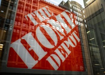 Las existencias que realizan los movimientos más grandes del mediodía: HD, INTC, VKTX, NVDA