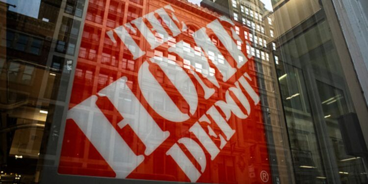 Las existencias que realizan los movimientos más grandes del mediodía: HD, INTC, VKTX, NVDA