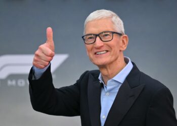 Acciones que hacen los movimientos más grandes del mediodía: AAPL, VSAT, MCD, GO