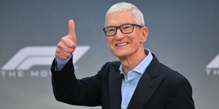 Acciones que hacen los movimientos más grandes del mediodía: AAPL, VSAT, MCD, GO