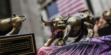 Los inversores del índice S&P 500 pueden querer diversificarse ahora, dicen los expertos.