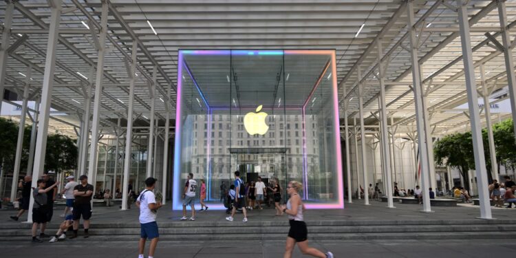 Acciones que realizan los movimientos más grandes después de las horas: AAPL, RDDT, AMZN, FSLR