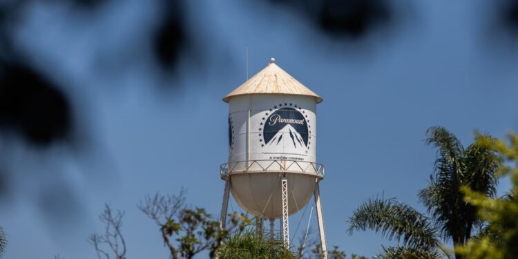 Acciones que realizan los movimientos más grandes del mediodía: PSKY, CAVA, CPRI, SAIL