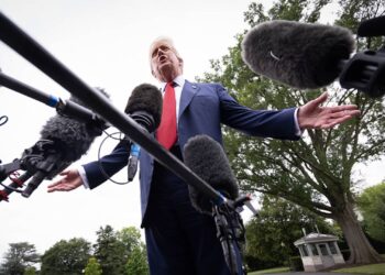 Los aranceles ‘recíprocos’ de Trump entran en vigencia, golpeando a docenas de socios comerciales estadounidenses