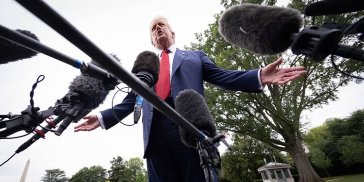 Los aranceles ‘recíprocos’ de Trump entran en vigencia, golpeando a docenas de socios comerciales estadounidenses