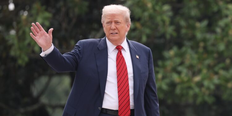 Trump firma la orden que permite activos alternativos como criptomonedas, capital privado en 401 (k) s