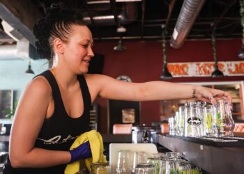 Lo que significa el “impuesto sin impuestos sobre los consejos” de Trump para los trabajadores con punta