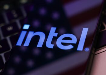 Las existencias que hacen los movimientos más grandes del mediodía: Target, Intel, Medtronic, Palantir, La-Z-Boy y más