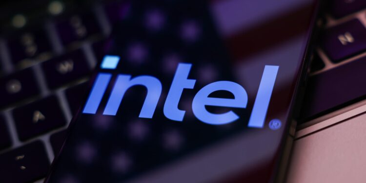 Las existencias que hacen los movimientos más grandes del mediodía: Target, Intel, Medtronic, Palantir, La-Z-Boy y más