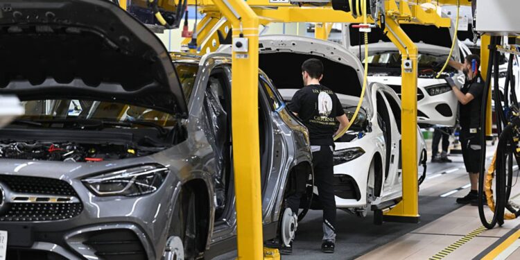 El sector de autos alemán recorta empleos a medida que muerde los problemas económicos
