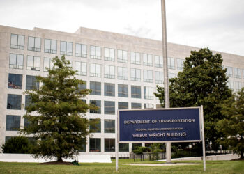 Duffy Moving FAA Staff fuera de la sede cerca del centro comercial