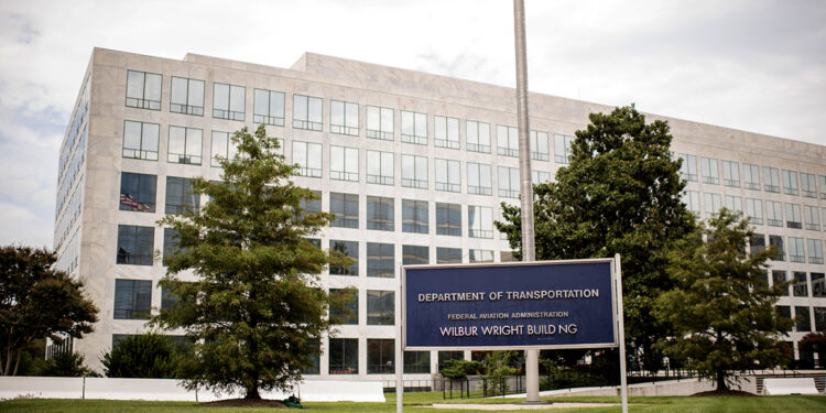 Duffy Moving FAA Staff fuera de la sede cerca del centro comercial