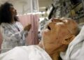 Los hospitales deben identificar y administrar mejor el delirio en las personas mayores