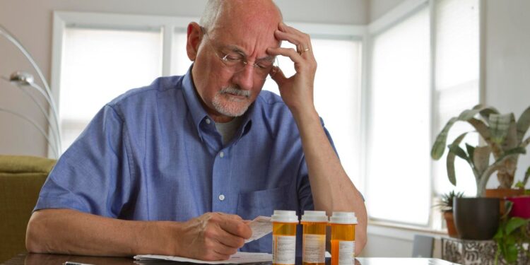 Los aranceles podrían aumentar los costos y primas de los medicamentos recetados para Medicare, otro seguro