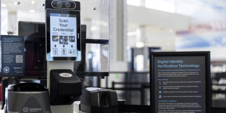 Las aerolíneas instan a los senadores a rechazar la ley que limita el reconocimiento facial