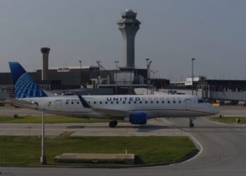 United culpa ‘interrupción tecnológica’ por más de 1,000 retrasos en el vuelo