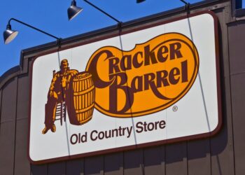 Cracker Barrel Revertirá el curso, arroja un nuevo logotipo después de la reacción violenta