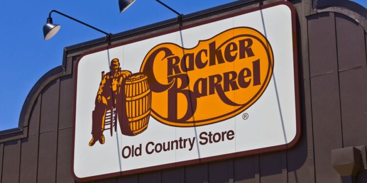 Cracker Barrel Revertirá el curso, arroja un nuevo logotipo después de la reacción violenta