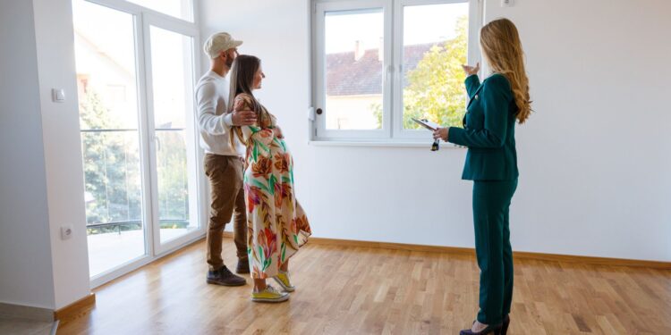 Las tasas hipotecarias más bajas obtienen algunos compradores más de la cerca