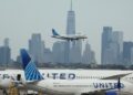 United Airlines Flight declara Mayday