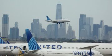 United Airlines Flight declara Mayday