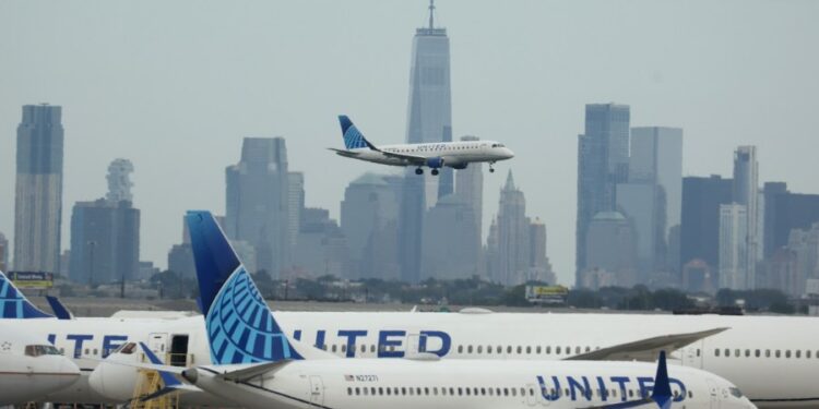 United Airlines Flight declara Mayday