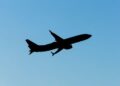American Airlines Flight realiza un aterrizaje de emergencia después de que el dispositivo del pasajero se incendia: los funcionarios