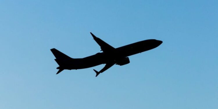 American Airlines Flight realiza un aterrizaje de emergencia después de que el dispositivo del pasajero se incendia: los funcionarios