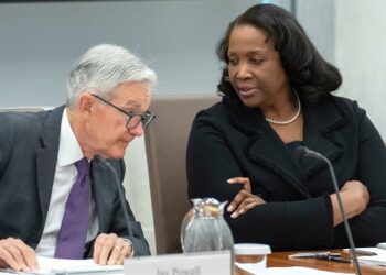 La gobernadora de la Fed, Lisa Cook, no renunciará a pesar de la llamada de Trump