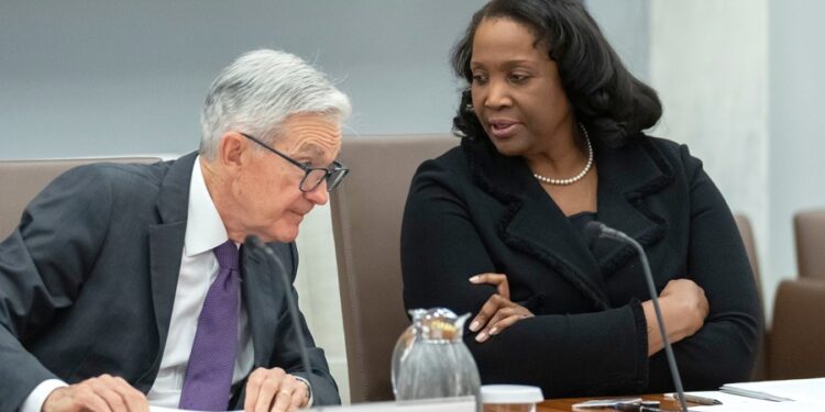 La gobernadora de la Fed, Lisa Cook, no renunciará a pesar de la llamada de Trump